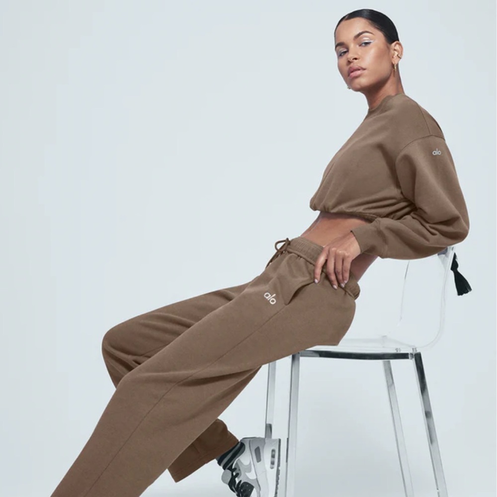 ALO Yoga Accolade Sweatshirt in Hot Cocoa